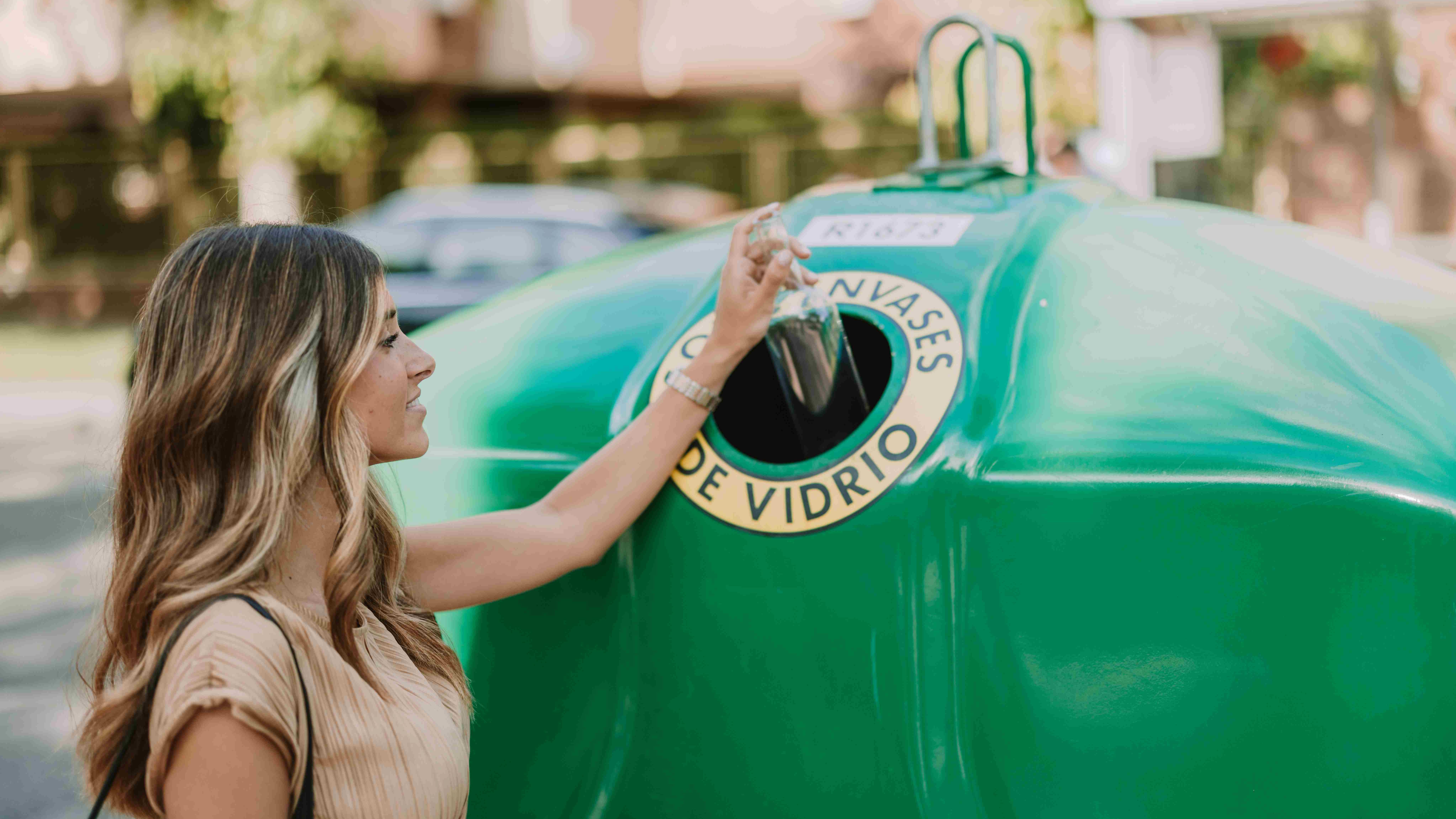 Cada valenciano depositó en el contenedor verde unos 17,9 kg de envases de vidrio, el equivalente a unos 61 envases por persona