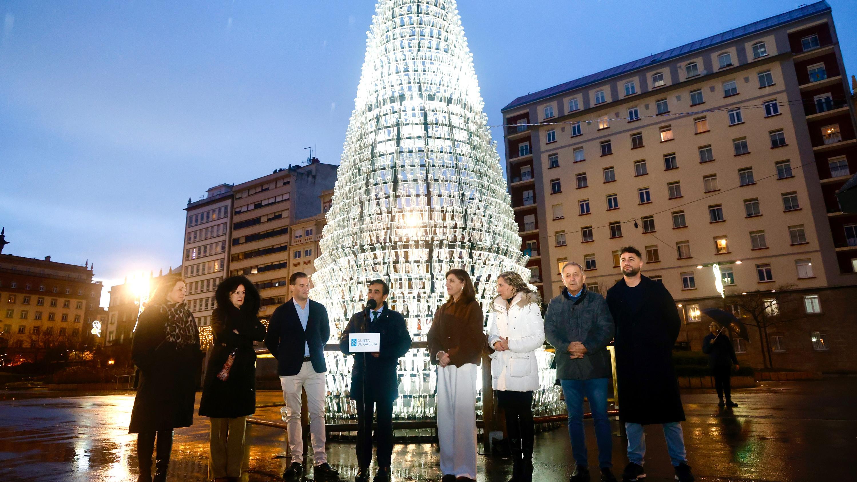 Encendido del árbol de botellas de vidrio reciclado en Ferrol