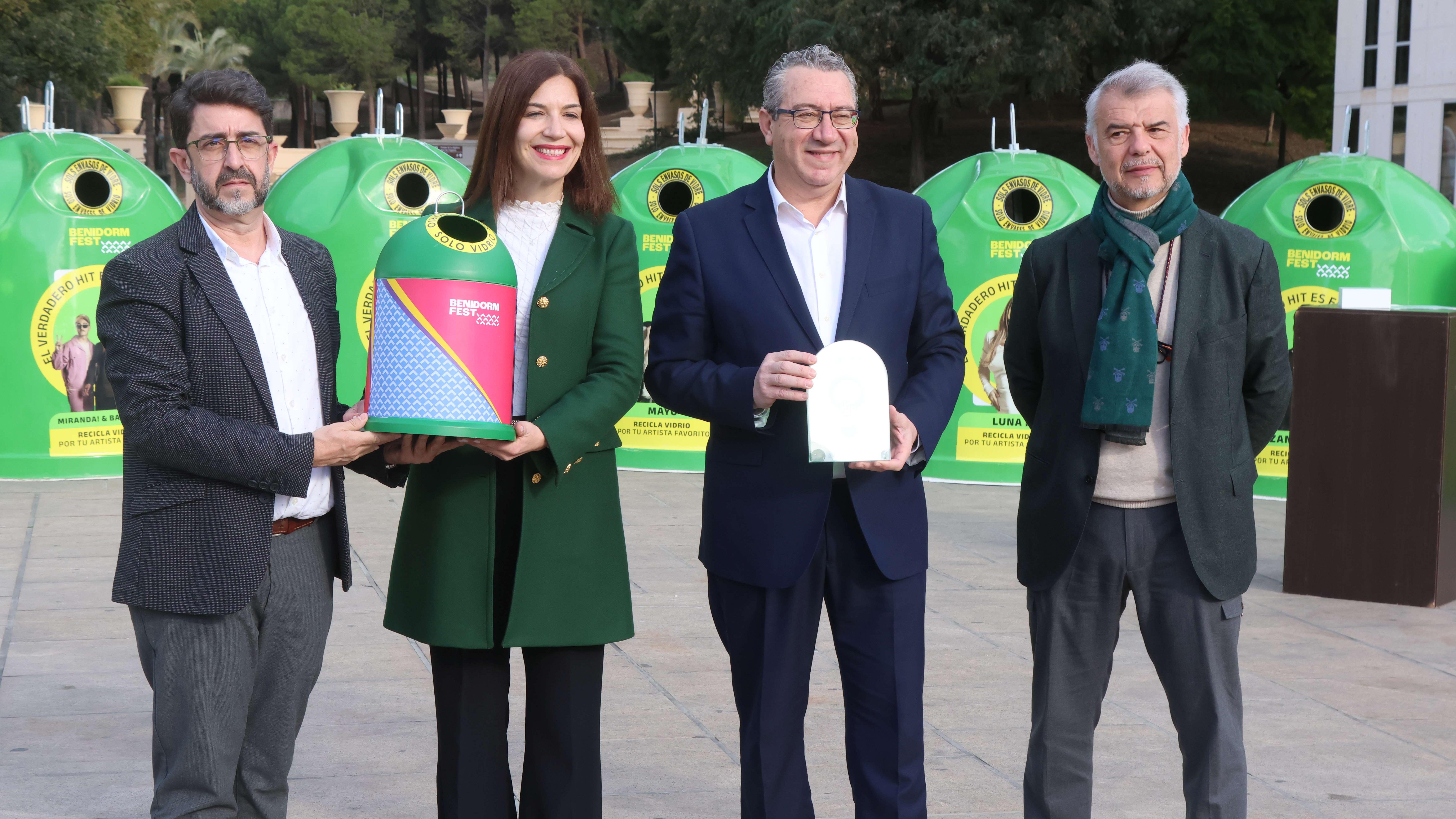 Autoridades en la presentación de Vota con vidrio