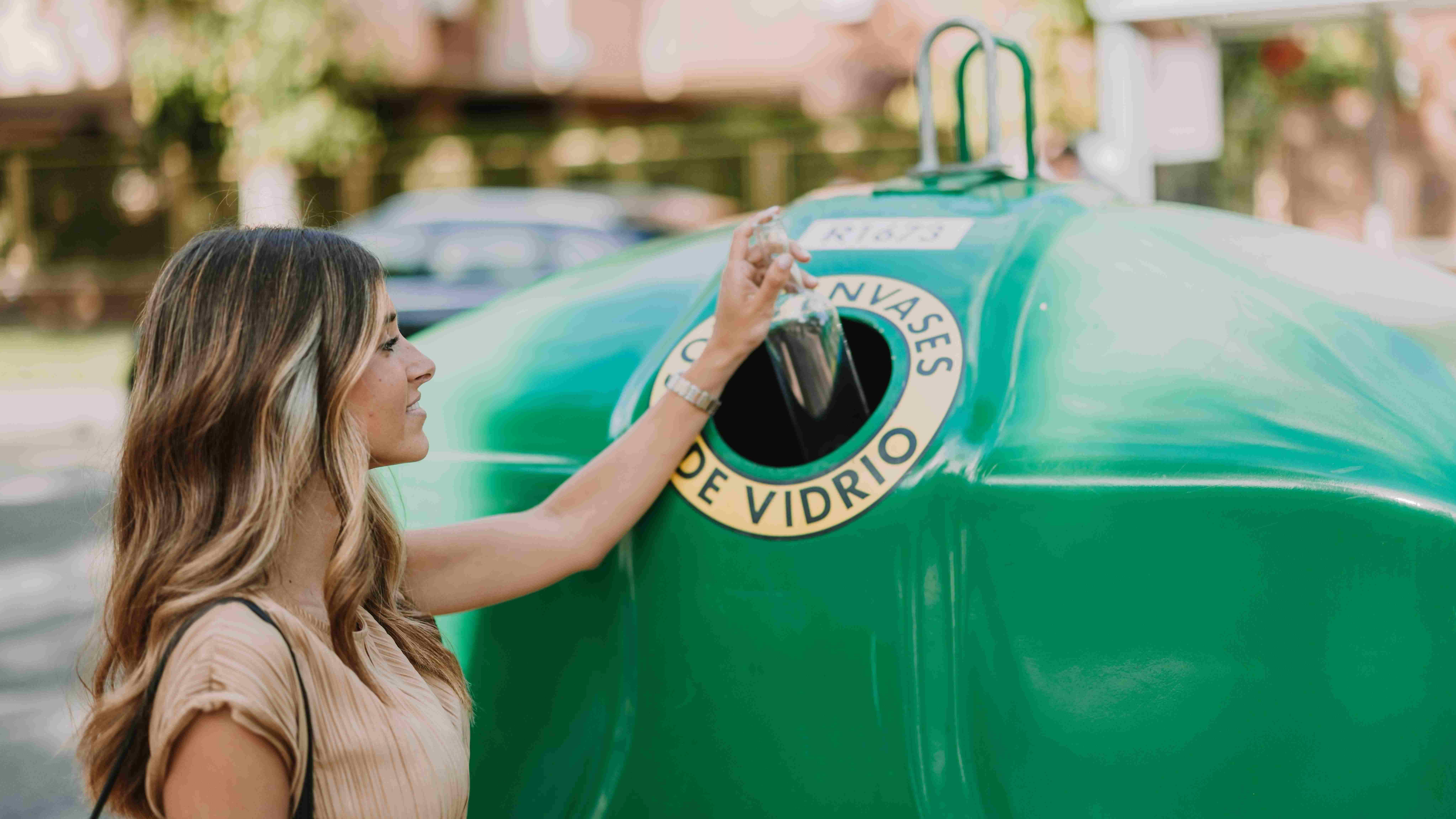 Ciudadana reciclando