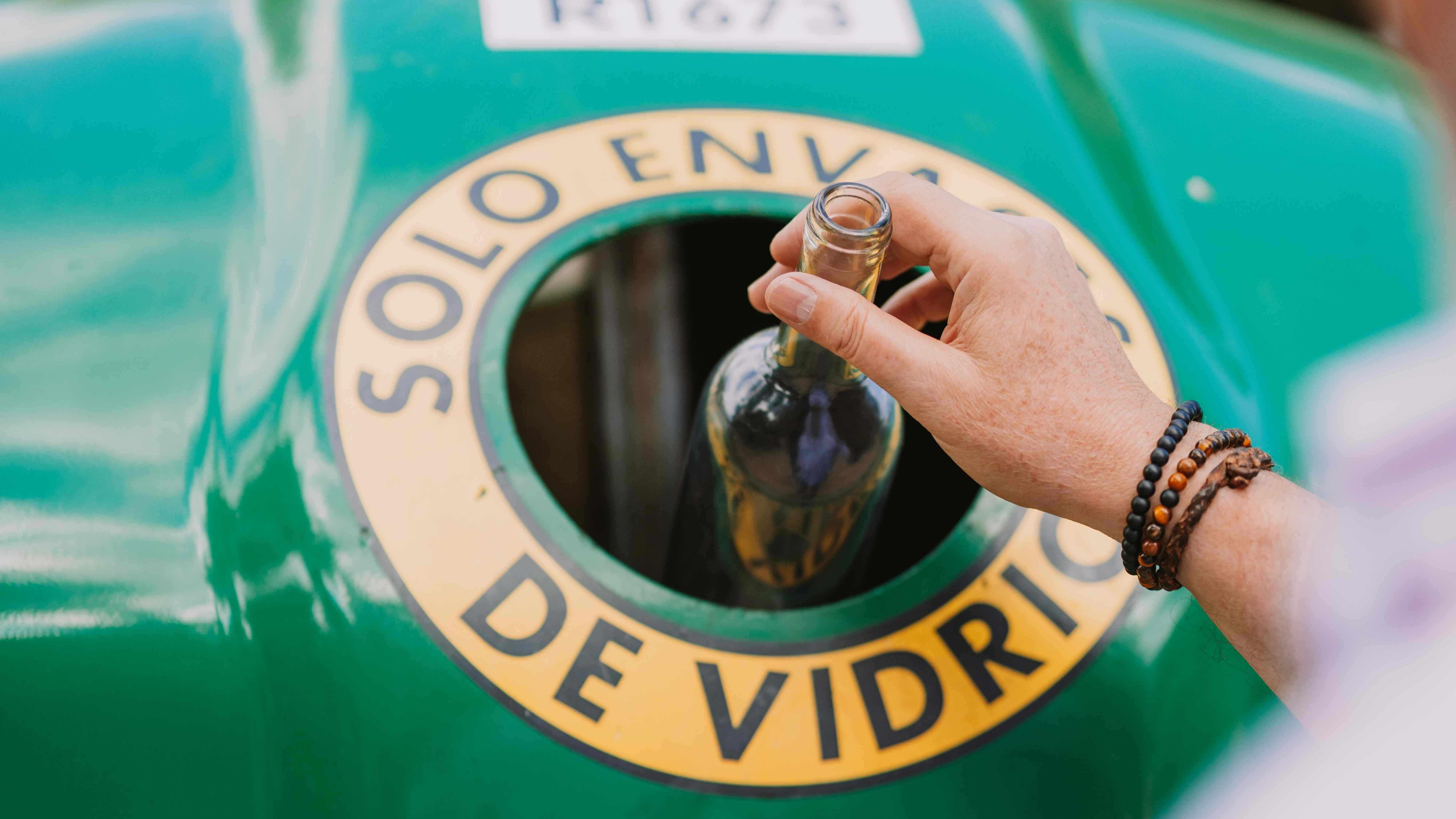 botella en el contenedor