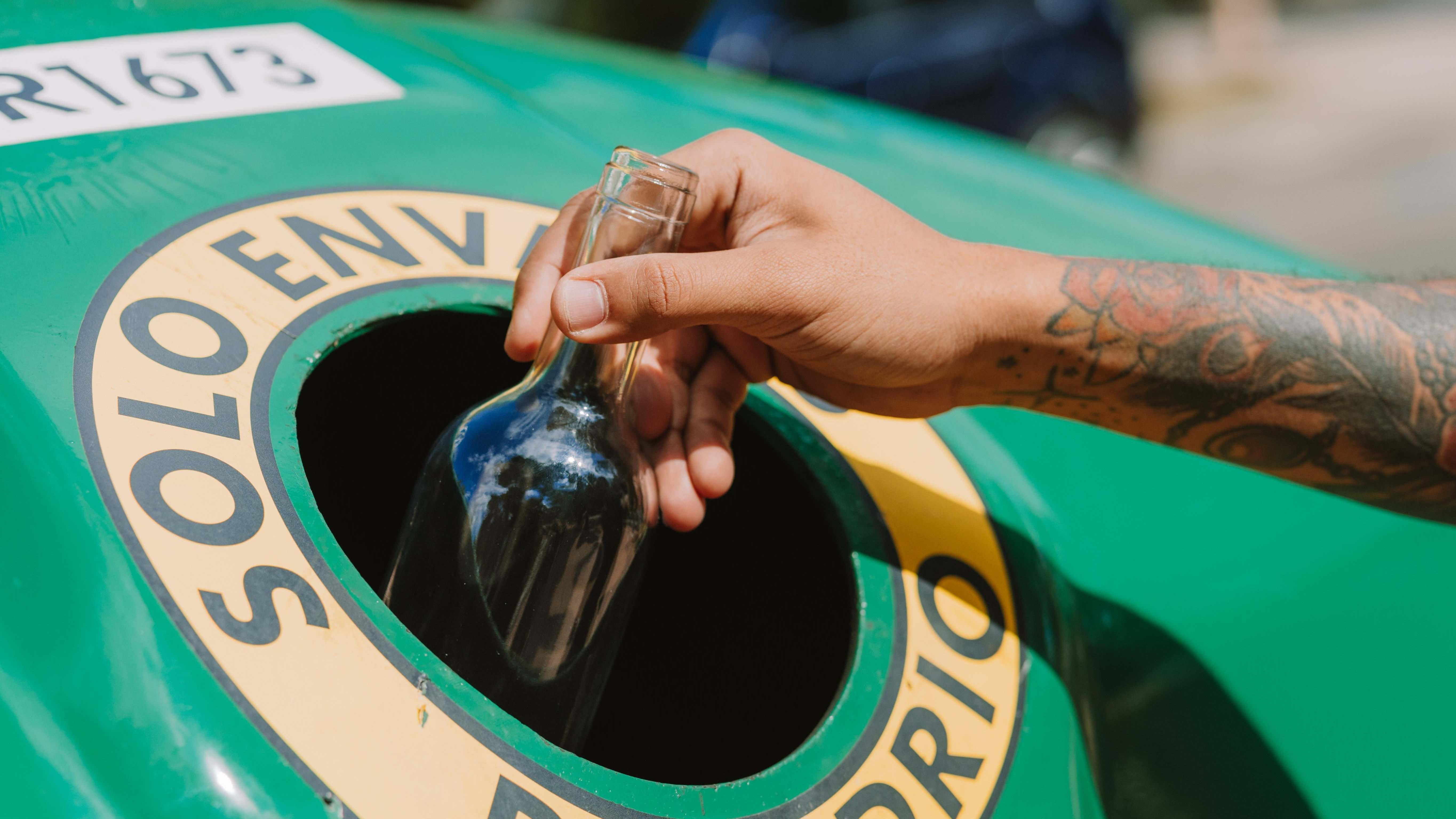 Ciudadano reciclando