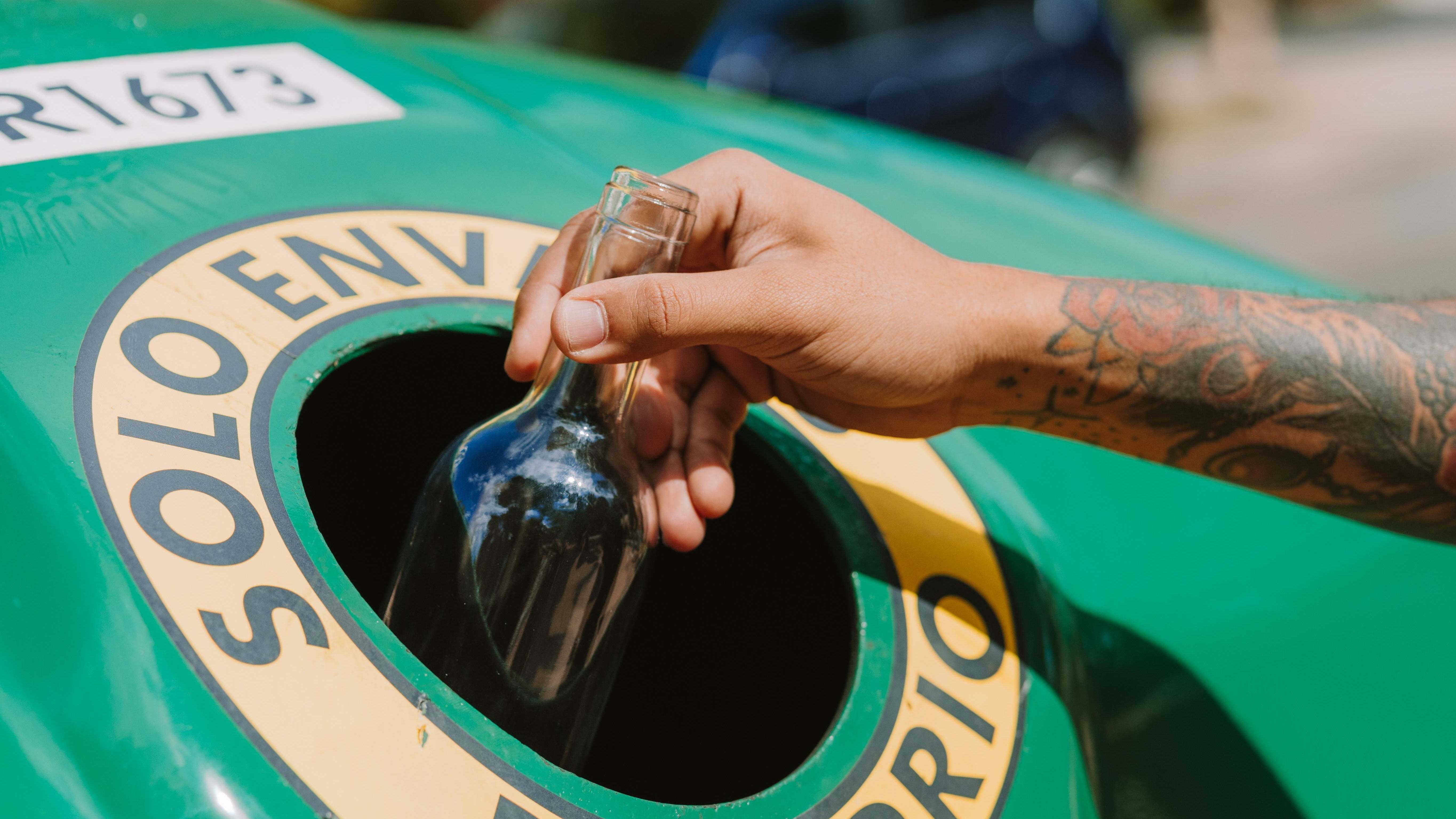 Ciudadano reciclando