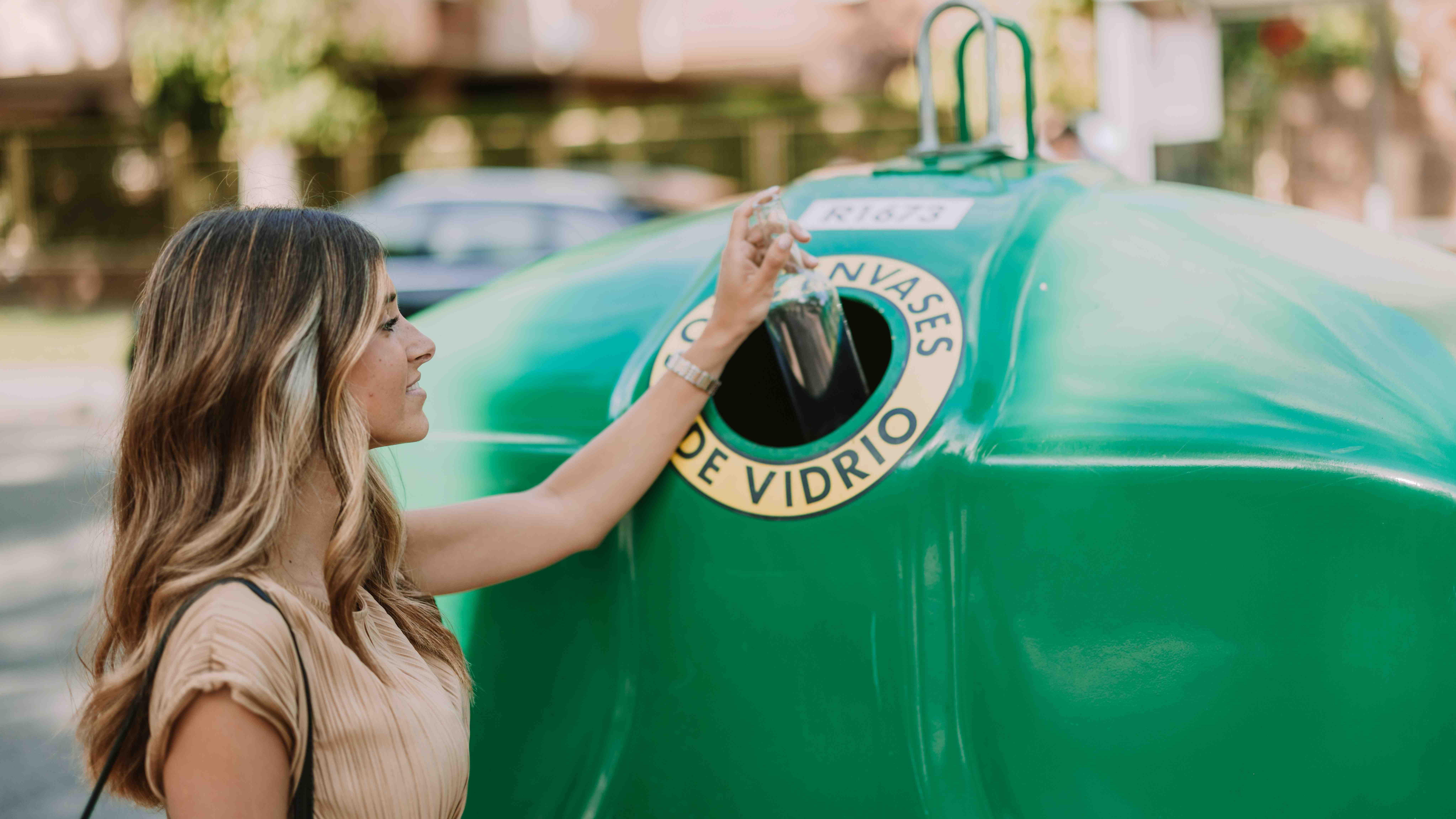 Ciudadana reciclando