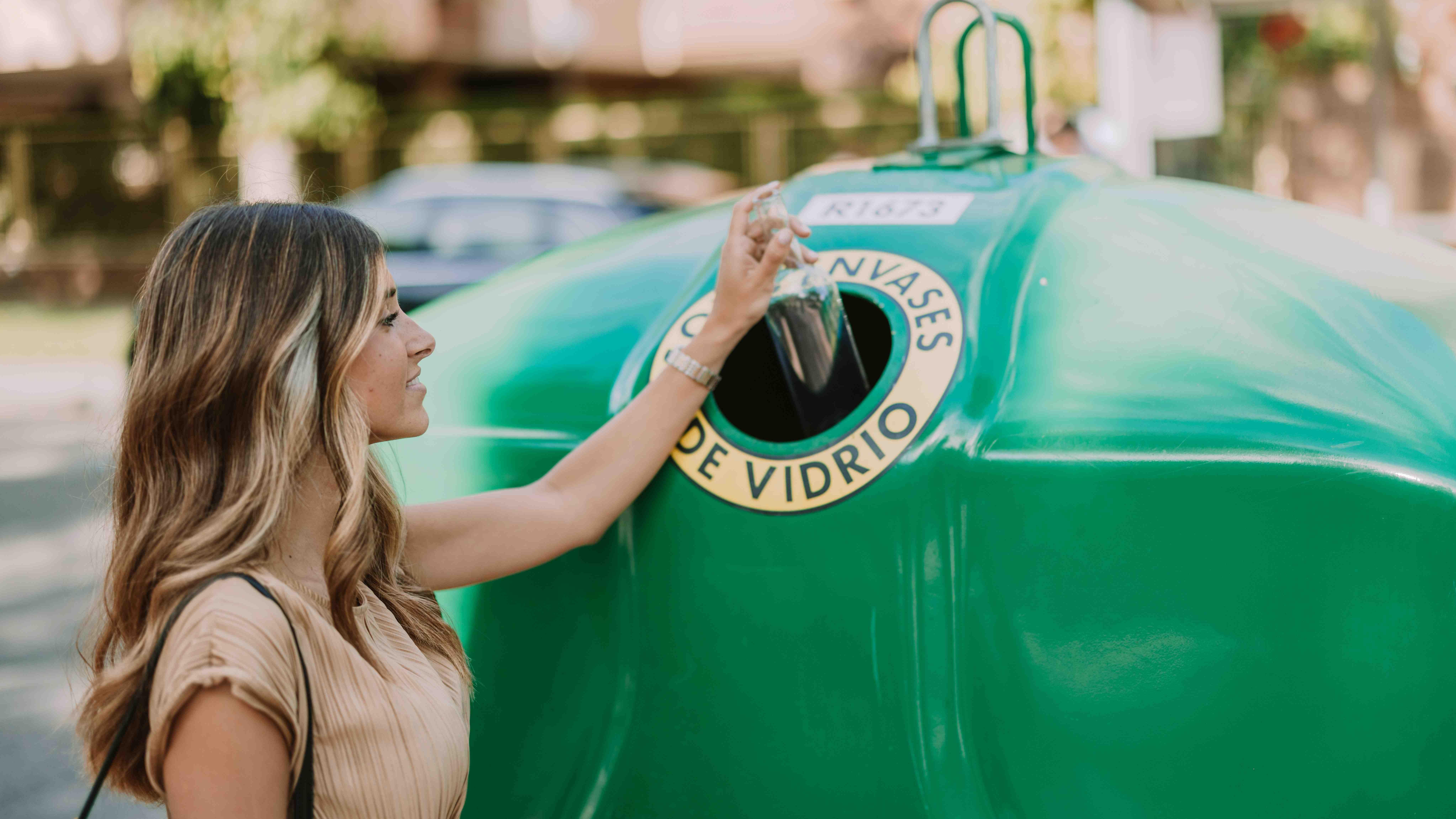 Ciudadana reciclando