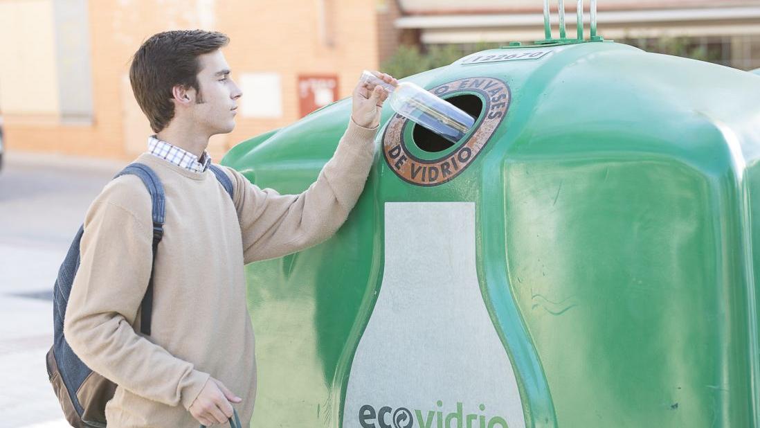 La cadena de reciclaje de envases de vidrio no para en Aragón