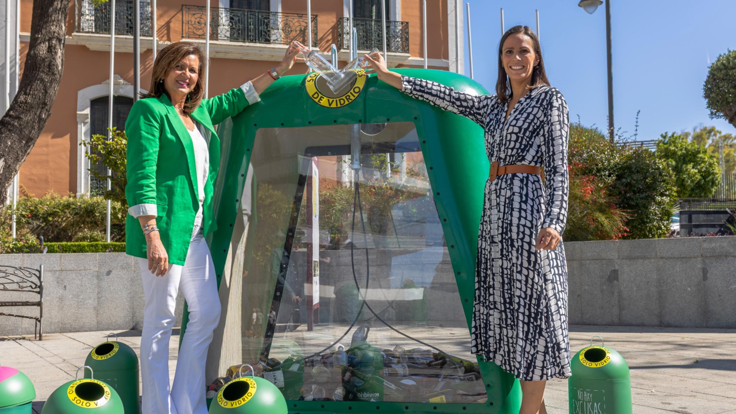 Mariló Ponce, concejala de Infraestructuras y Servicios Públicos del Ayuntamiento de Huelva, y Coral Rojas-Marcos, subdirectora de Gerencias de la Zona Sur de Ecovidrio